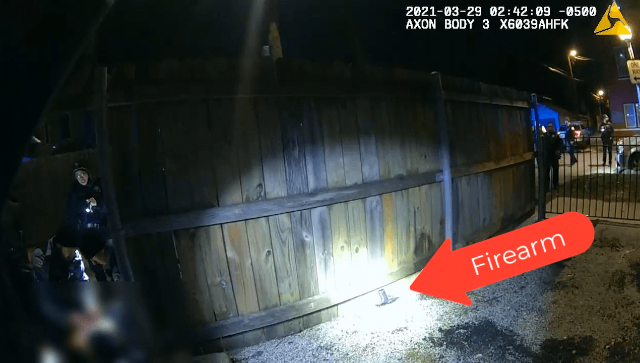 Más adelante en el video, un oficial enfoca con una linterna una pistola detrás de la cerca donde había estado Toledo.
<br>