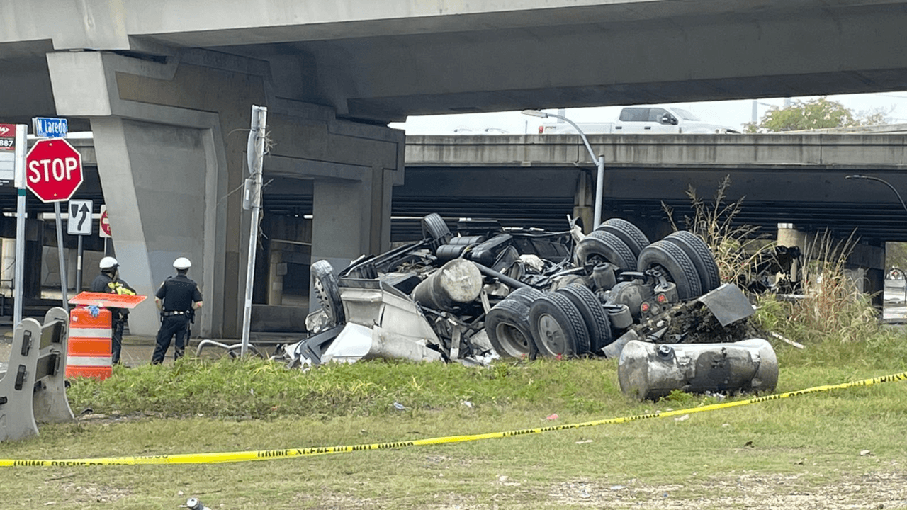Precaución: un tractocamión cae de la I-10 y termina volcado cerca del Downtown