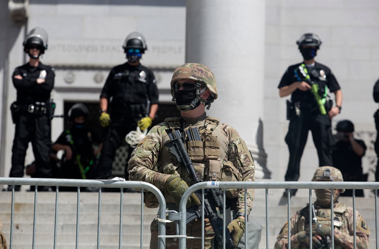 Desde la noche del sábado 30 de mayo, el gobernador de California decretó el estado de emergencia en Los Ángeles y con ello autorizó el desplazamiento de tropas en varias ciudades del sur de California a fin de controlar los actos violentos.
<br>
