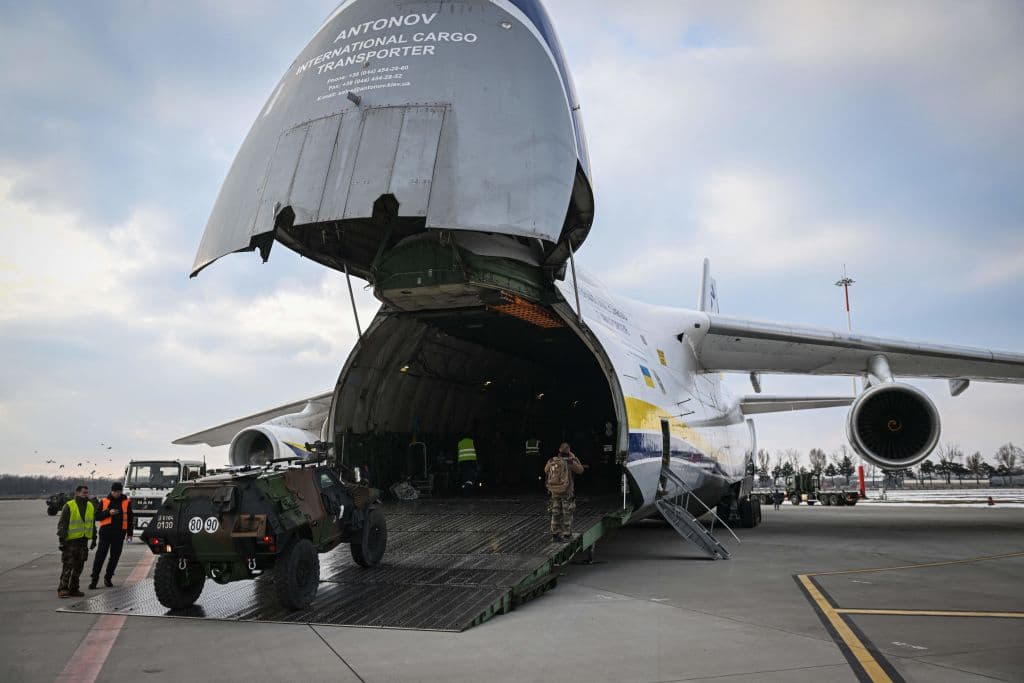 Equipo militar francés despachado para Ucrania desde la base militar Mihail Kogalniceanu, en Constanta, Rumanía.