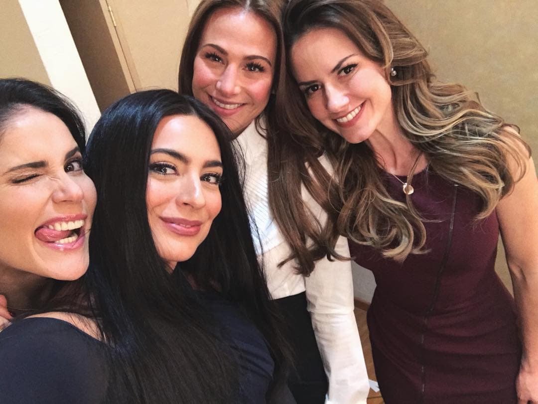 "Llámennos licenciadas, de favor", escribió la actriz en su cuenta de Instagram al momento de publicar esta fotografía con sus compañeras de reparto.