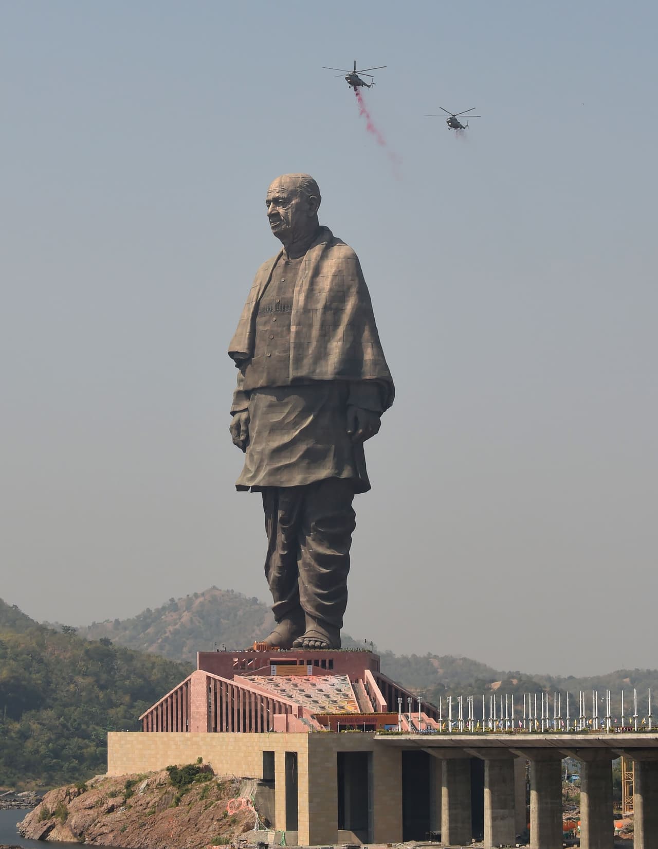 Muchos creen que
<b>el gran tamaño sí hace justicia al legado de Sardar Patel</b> quien fue un negociador principal en momentos de angustia y división, cuando India apenas se concebía como nación. Él logró reunir a diferentes comunidades, estados y grupos lingüísticos.