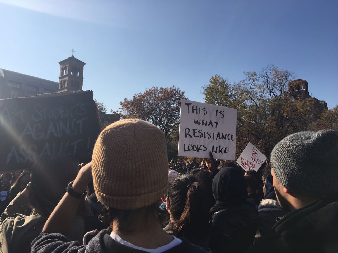"Así se ve la resistencia", se podía leer en esta otra pancarta.