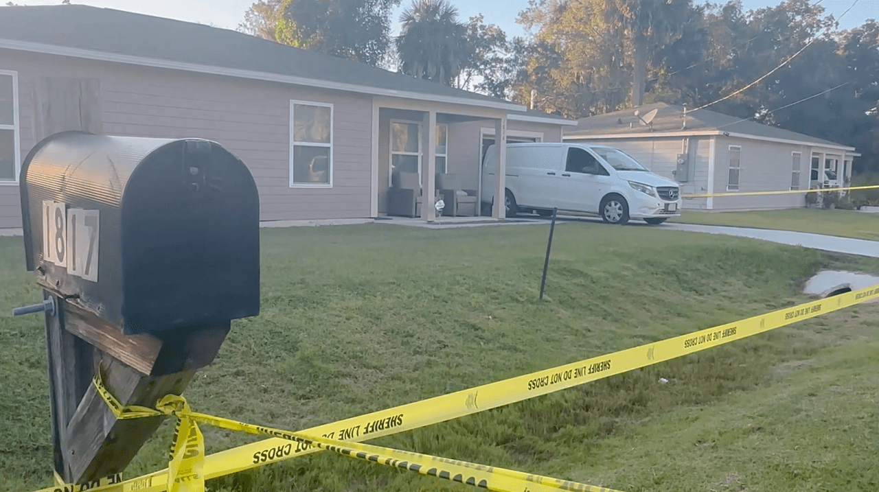 Mientras los uniformados continuaron la investigación, encontraron la dirección de Hutto, ubicada en Alexander Avenue, Sanford.