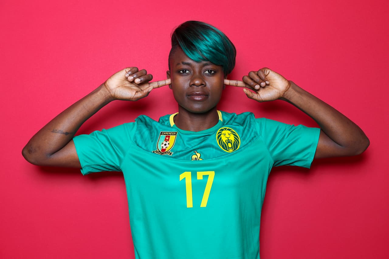 <b>Gaelle Enganamouit</b>
<br>Jugadora africana que fue galardonada en 2015 por ser la mejor de su continente. Actualmente impulsa el futbol femenino en Camerún e impulsa a las chicas que deseen vivir de ello