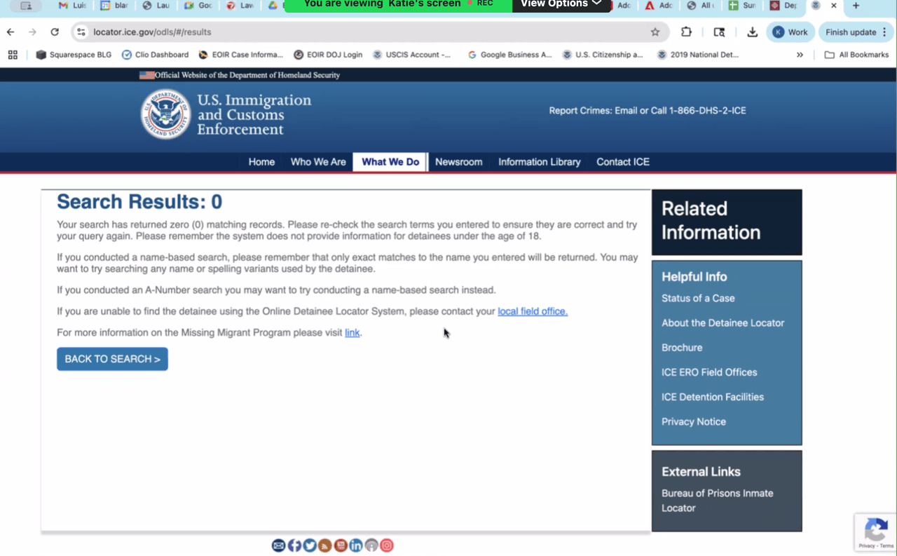 El 10 de julio, cuando la abogada Katie Blankenship introdujo los datos de sus clientes en el localizador de detenidos de ICE, la página le mostró como resultado la frase "bajo custodia de ICE" y que debía llamar a la oficina local de la agencia en Miami. Desde allí, un link la llevaba a otra página con la dirección de 'Alligator Alcatraz' y le mostraba el teléfono del centro de detención de ICE conocido como Krome, también en Florida. A la mañana siguiente, cuando intentó realizar una nueva búsqueda de sus clientes, la página le arrojó cero resultados, como el que se ve en esta captura de pantalla.