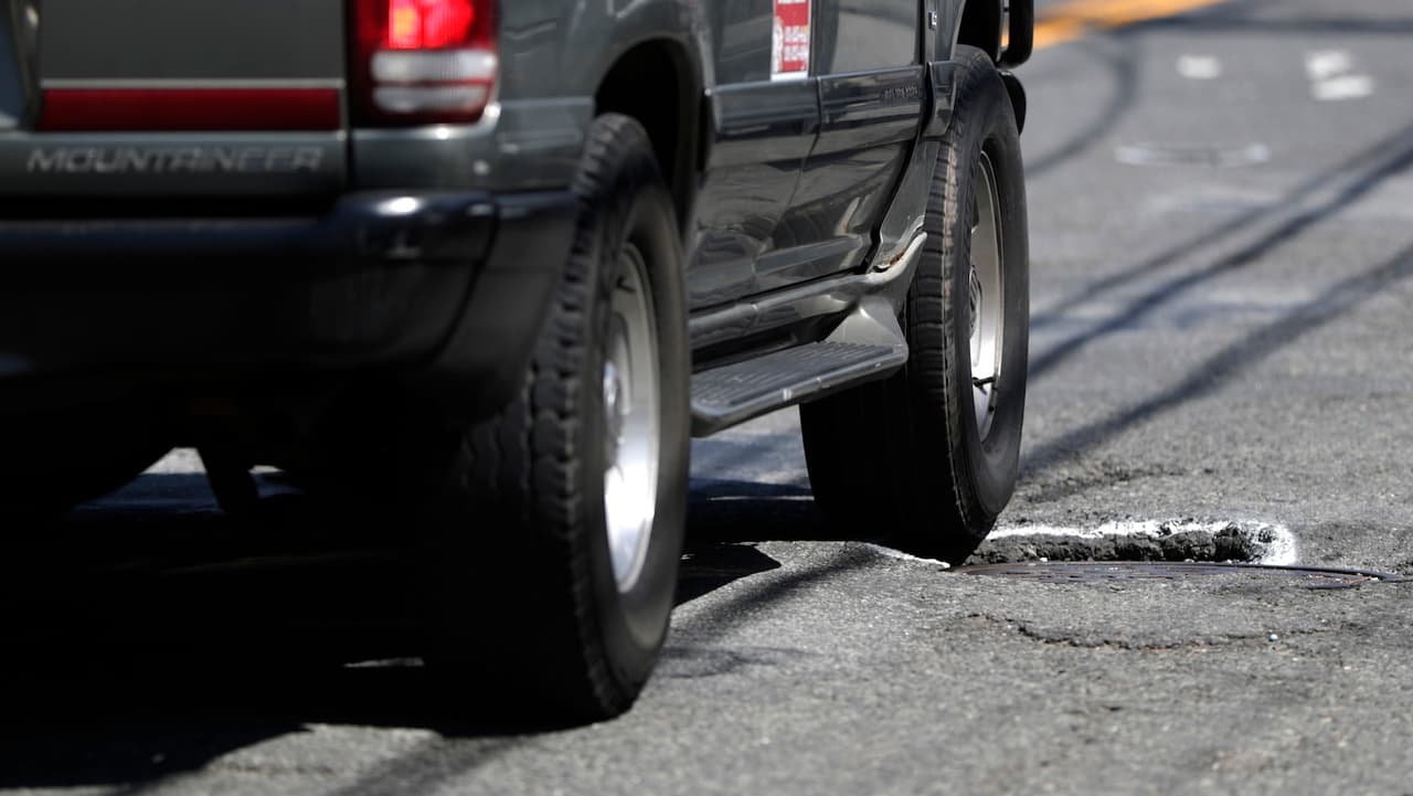Los baches pueden provocar daños de alrededor de 600 dólares a los vehículos.