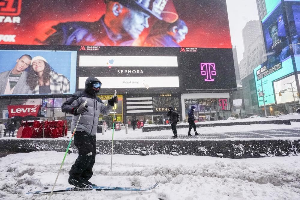 Un Nor'easter con ráfagas de viento huracanado azotó gran parte de la costa este el sábado, arrojando una fuerte nevada que hizo que los viajes fueran difíciles o imposibles, inundando las costas y amenazando con dejar un frío intenso a su paso.