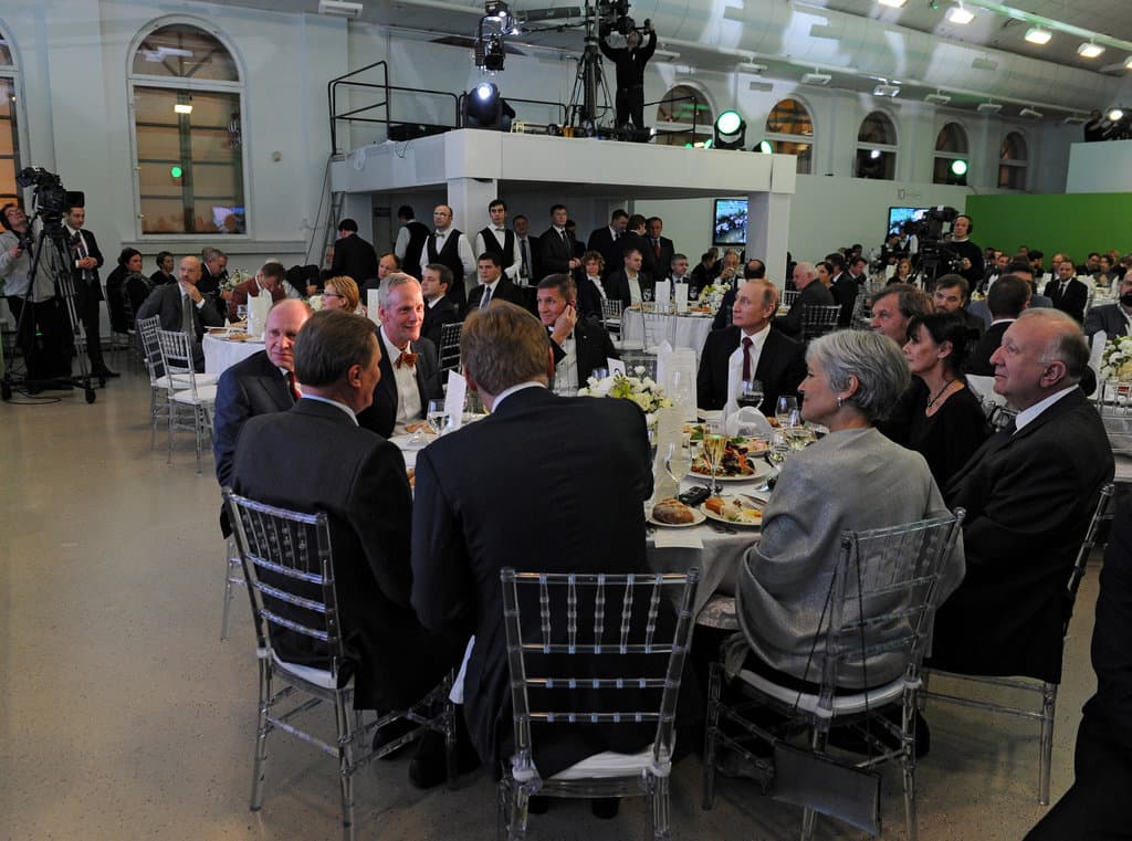 La mesa principal de la gala de Russia Today en la que se sentaron Vladimir Putin, Michael Flynn y Jill Stein.