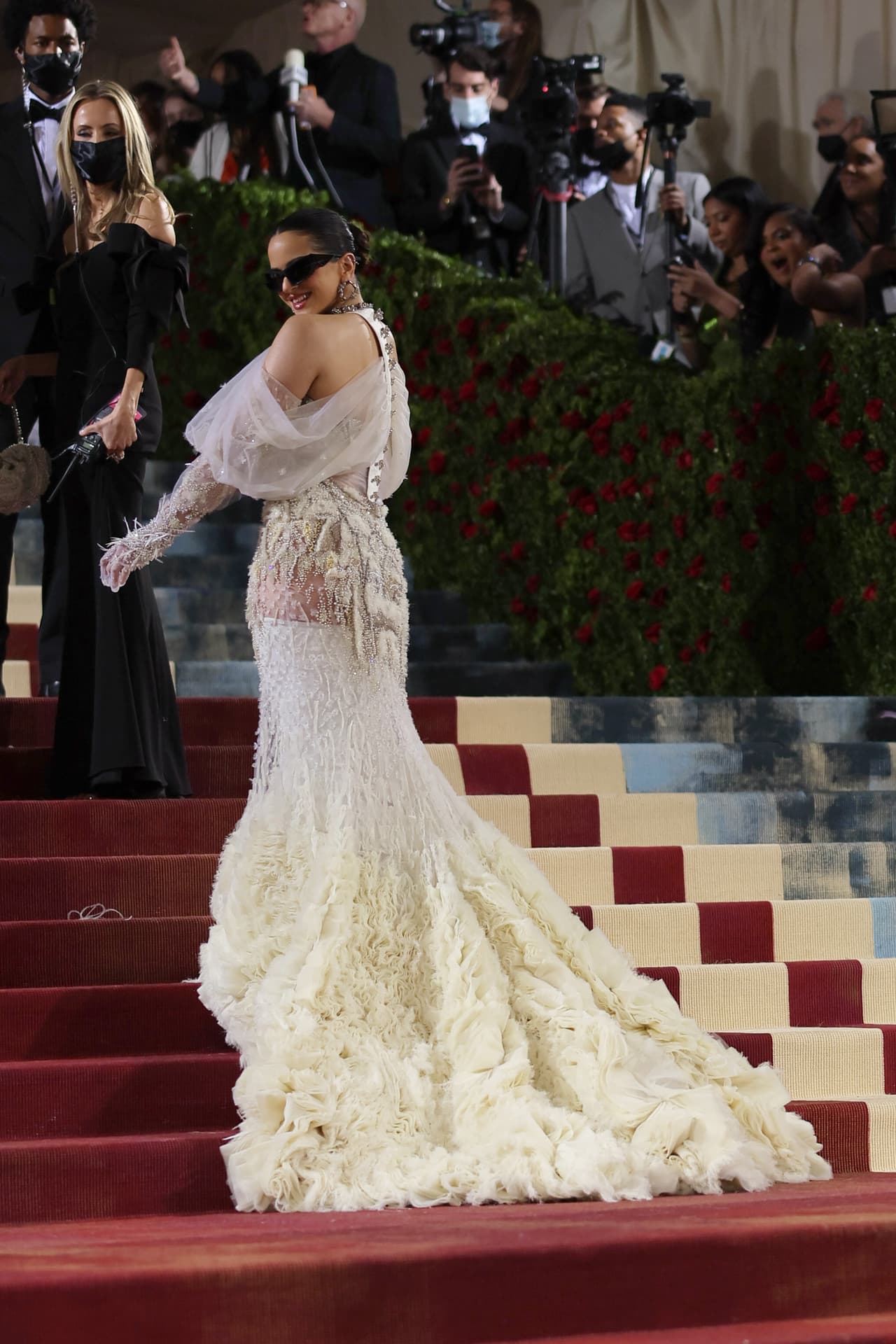 <a href="https://www.univision.com/musica/los-mejores-memes-sobre-la-preventa-del-motomami-tour-fotos" target="_blank">La intérprete de ‘Motomami’</a> fue una de las invitadas mejor vestidas de la noche, el impactante vestido de la época fue diseñado por la casa Givenchy. Rosalía incorporó su sello personal en el vestido, incluyendo unas gafas negras y pedrería estilo corsé.