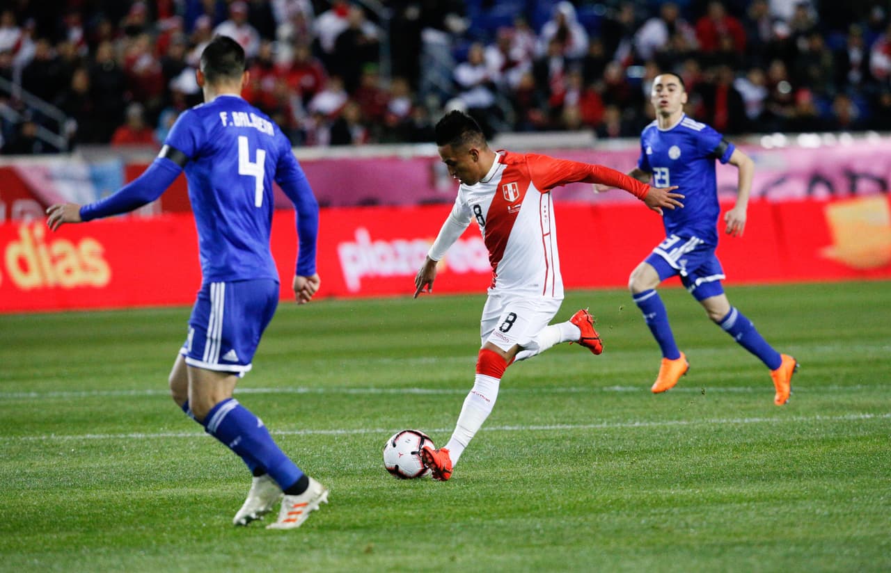 En los primeros minutos del partido, Christian Cueva (centro) encontró el primer gol para los peruanos con un potente remate.