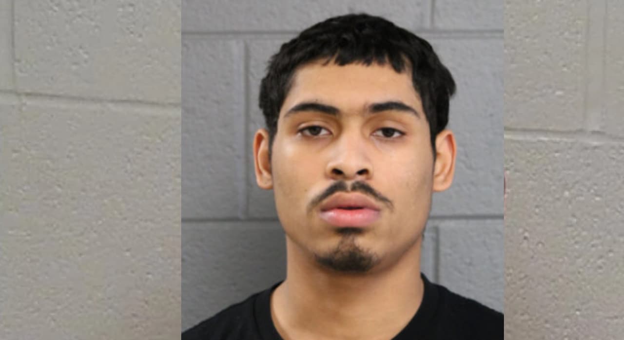 Acusan a joven de 19 años de cometer 3 robos a punta de pistola en Chicago