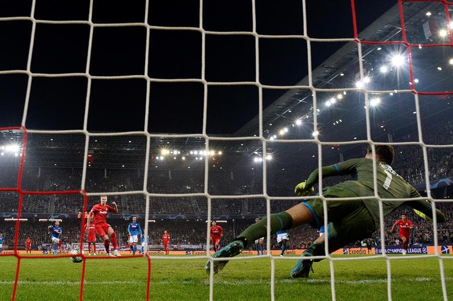 El Napoli derrota 2-3 al Red Bull Salzburg con goles de Mertens (2) e Insgine; por los locales descontó Haland (2).