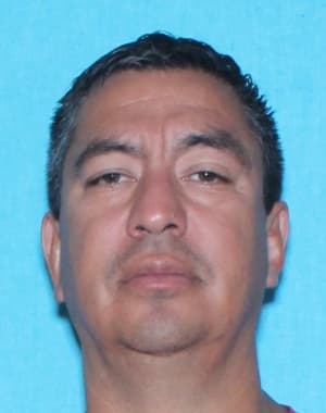 Por
<b>Raúl Herrera, Jr. se ofrecen</b> $7,500 de recompensa.
<br>
<br>Según las autoridades, Herrera, Jr. está afiliado a la
<b>pandilla Tango Vallucos y también estuvo en la pandilla Texas Syndicate</b>. Además, se le imputa tener vínculos con la zona del Valle del Río Grande, incluido McAllen, y con México.
<br>
<br>En 1990, fue declarado culpable de dos cargos de agresión con agravantes y posteriormente condenado a 10 años de prisión.
<br>
<br>En 2002, fue declarado culpable en un tribunal federal de conspiración para
<b>poseer con la intención de distribuir cocaína</b> y delincuente en posesión de un arma de fuego,
<b> por lo que fue condenado a 11 años de cárcel. </b>
<br>
<br>En 2014, fue declarado
<b>culpable de lavado de dinero</b> y posteriormente condenado a tres años de prisión.
<br>
<br>El 4 de mayo de 2023, se emitieron órdenes de arresto en el condado de Hidalgo contra Herrera por agresión sexual con agravantes, agresión con agravantes con arma mortal, agresión que causa lesiones corporales a un miembro de la familia y violación de fianza/orden de protección.