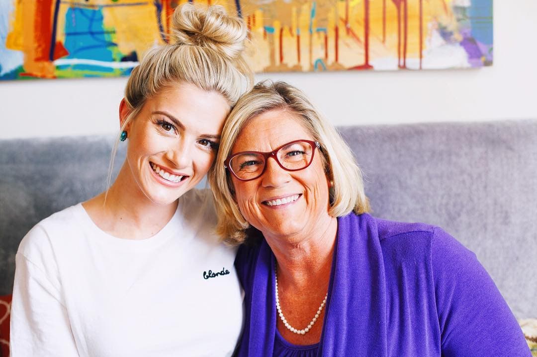 A menudo se le puede ver en ropa deportiva enseñando pilates o tomando una clase de baile en bicicleta. Su madre es su más grande inspiración y su modelo a seguir, según ha declarado en diversas ocasiones.