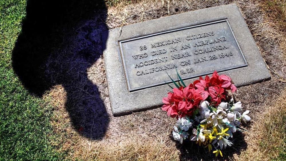 Esta lápida fue colocada 55 años después del accidente aéreo en el que murieron 28 trabajadores agrícolas que iban a ser deportados.