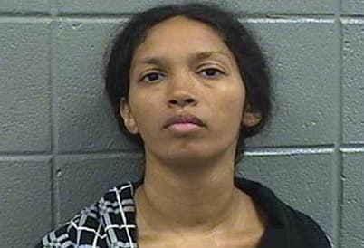 Una madre de Chicago es acusada de golpear y quemar a su hijo de siete años