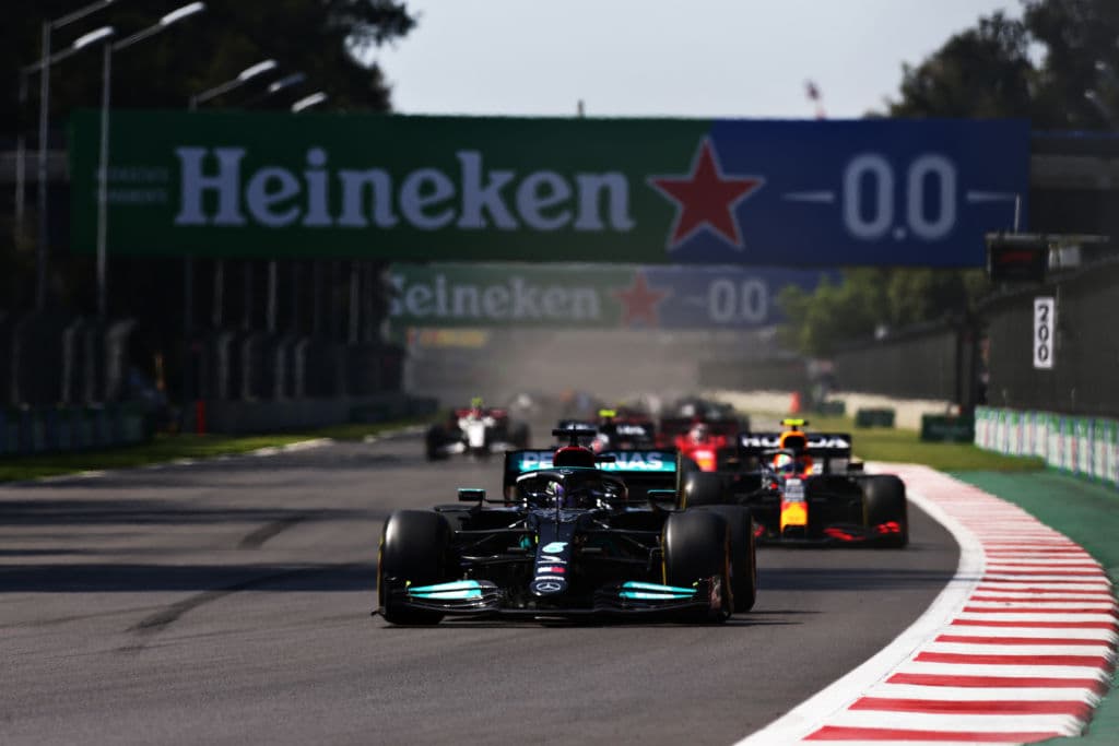 Red Bull hace el 1-3 con Max Verstappen en primer lugar y Sergio Pérez en tercero durante el Gran Premio de México en la Formula 1. Lewis Hamilton se quedó con la segunda posición durante la carrera. El mexicano logró subirse al podio en se casa.