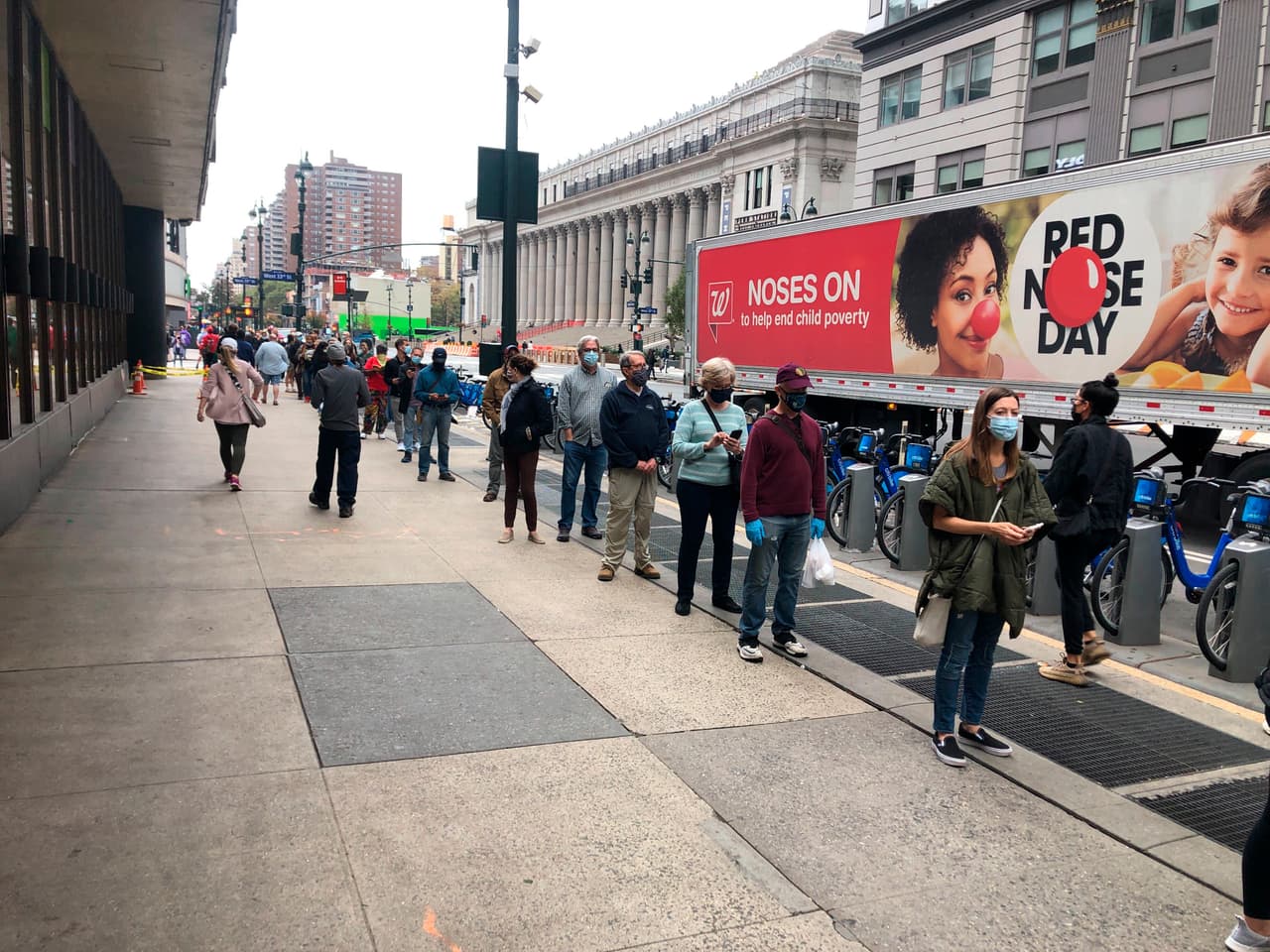 Una larga fila de votantes en Madison Square Garden, Nueva York.