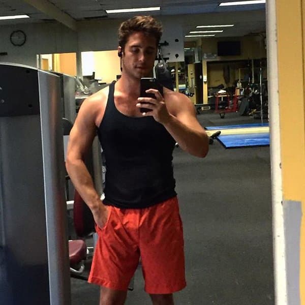 9. Los actores a los que más admira son Hugh Jackman y Tom Cruise, le encantaría algún día ser como ellos.