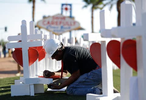 Tras llegar a su destino después de manejar más de 2,856 kilómetros desde Illinois, Greg Zanis descargó las 58 cruces y las colocó cerca del famoso letrero de "Bienvenido a Las Vegas".