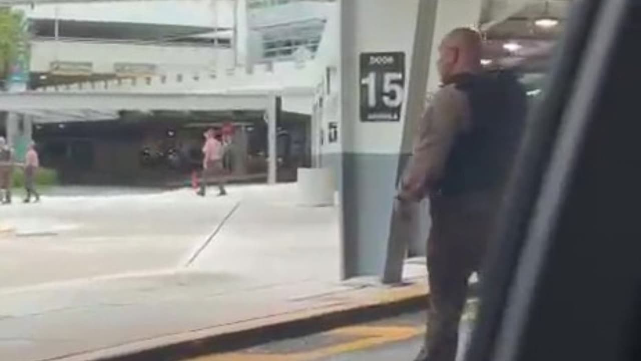 Ante la presencia de los agentes, los conductores grabaron desde el interior de sus autos.