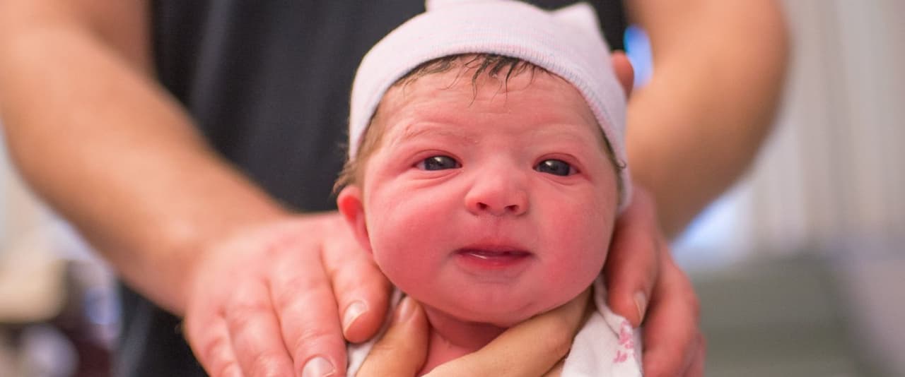 Fotógrafa retrata el nacimiento de su hija y captura la emoción del padre