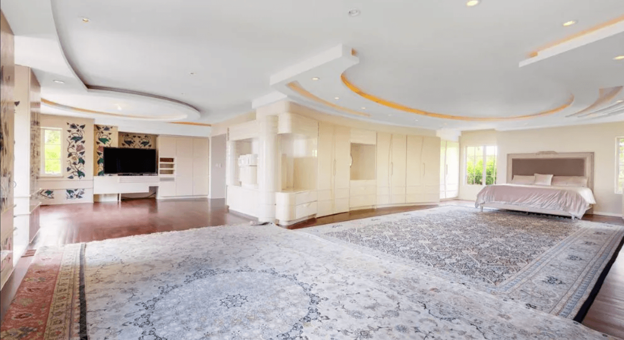 Kings Landing tiene 18 dormitorios y 32 baños y los corredores de bienes raíces de lujo, Serhant, la pusieron a la venta por 45 millones de dólares.
<br>