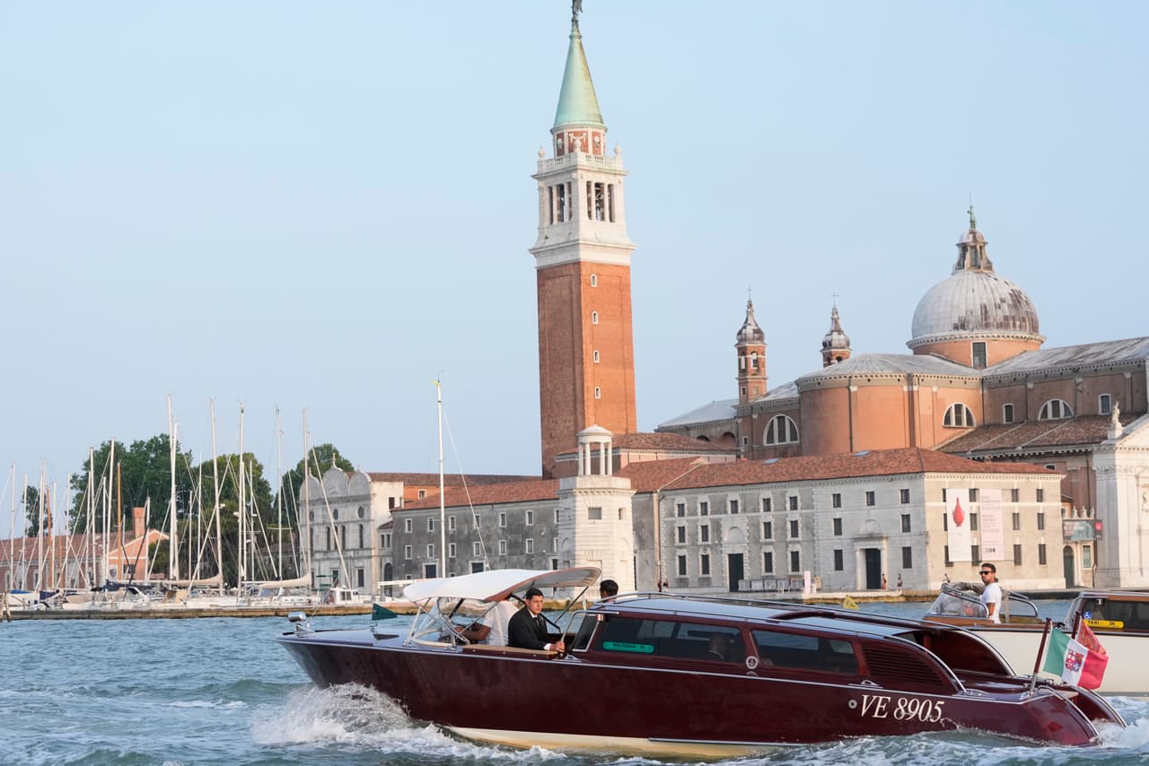 Jeff Bezos y Lauren Sánchez Bezos, dentro del bote en la foto, pasan por la iglesia de San Giorgio Maggiore.