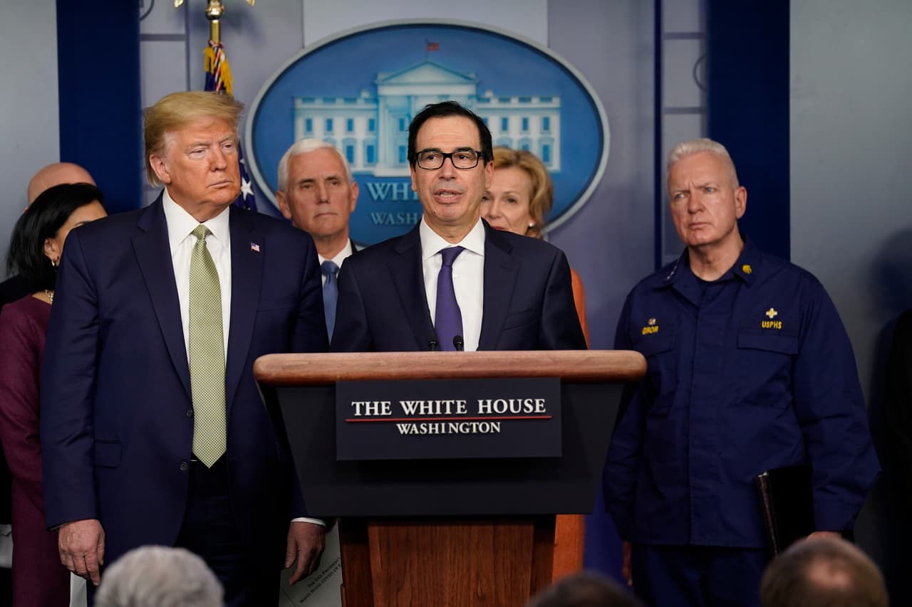 El secretario del Tesoro, Steven Mnuchin, en la rueda de prensa desde la Casa Blanca acompañado por especialistas de salud.