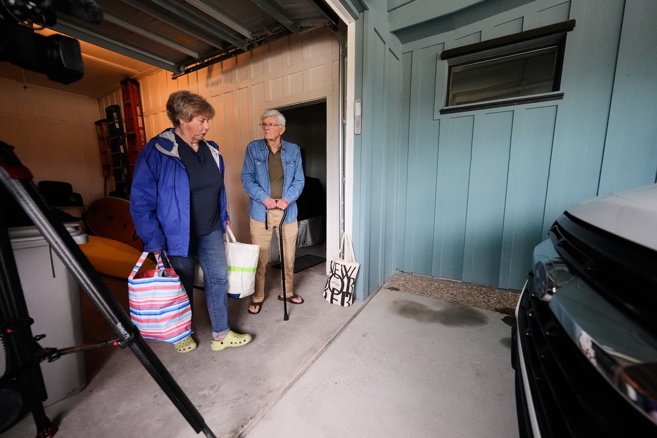 Frank Winn, de 84 años, evacua su casa con su esposa ante la llegada del huracán Isaias a Pensacola Beach, Florida, el viernes 9 de octubre de 2026. (Foto AP/Gerald Herbert)
