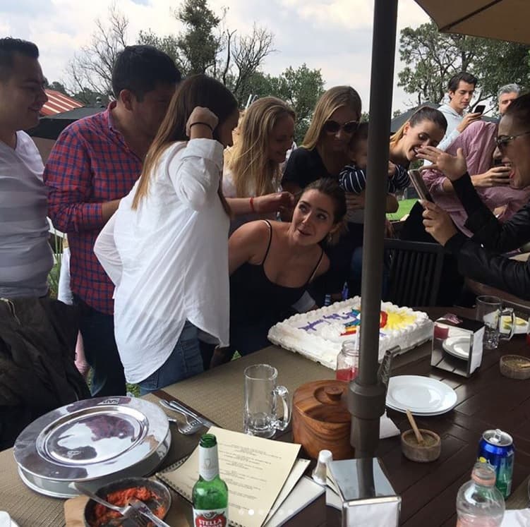 Es por eso que antes de morderle al pastel, como se hace en México, Ariadne les pedía a sus invitados que no la empujaran.