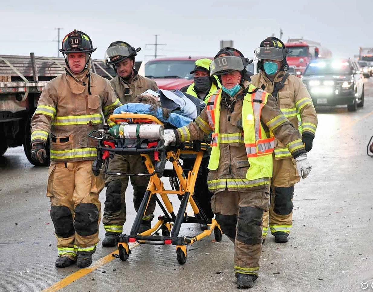 El choque en cadena paso en el carril de peaje de la autopista 35 oeste, cerca del centro de Fort Worth y se extendio por media milla.