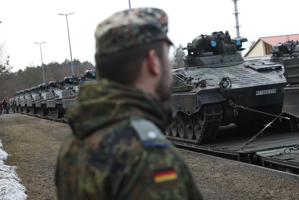 El Ejército alemán investiga a 275 supuestos soldados de extrema derecha que saludan con "Heil Hitler"