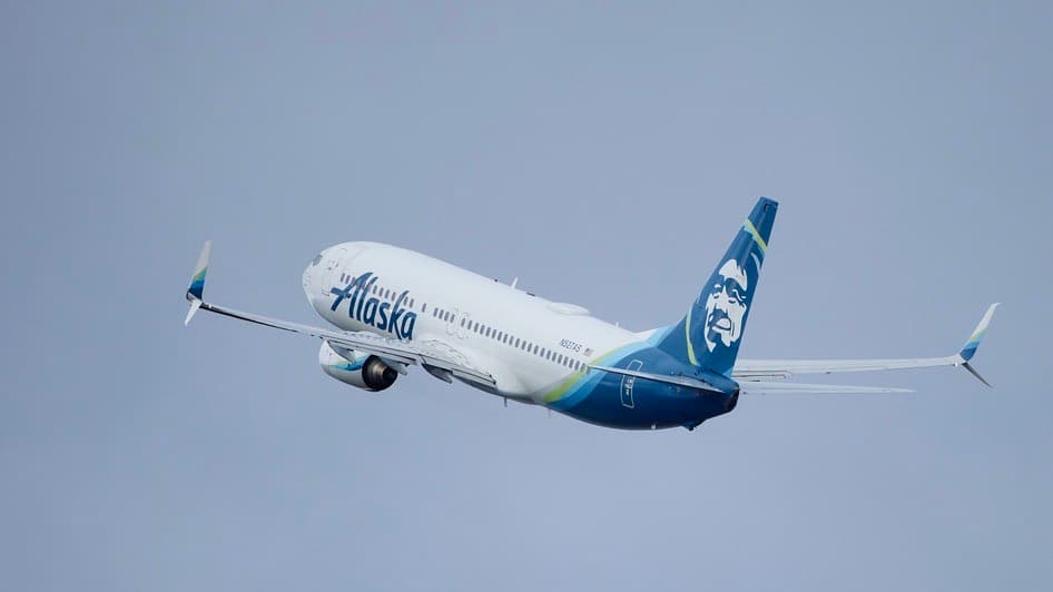 Más de 100 vuelos cancelados en EEUU: el impacto de mantener en tierra aviones como el que perdió fuselaje en pleno vuelo