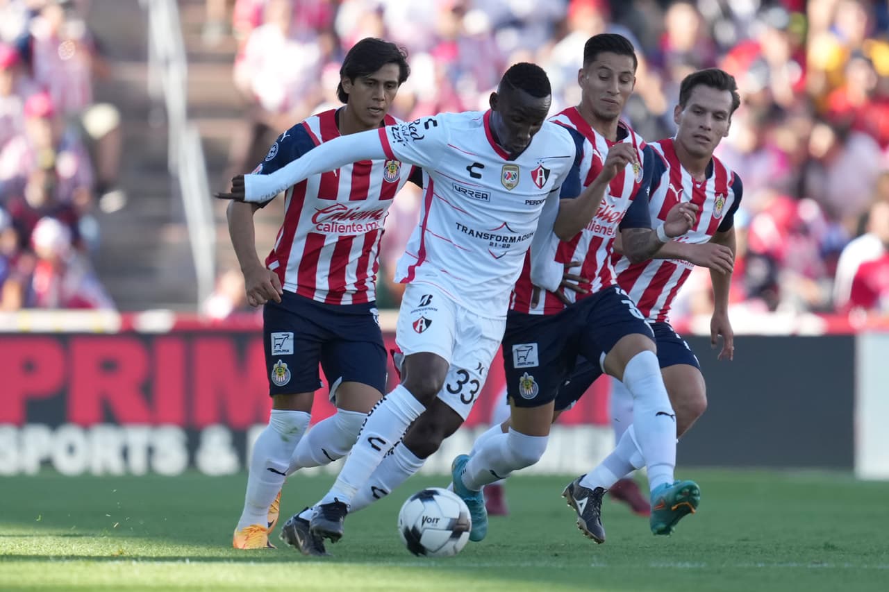 Con un gol solitario de Julián Quiñones el Atlas se llevó una edición más del Clásico Tapatío ante Chivas.