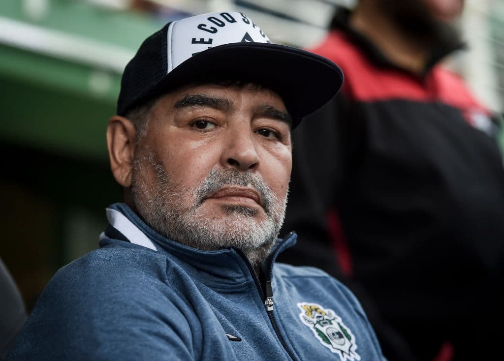 El 25 de noviembre, Diego Armando Maradona, uno de los mejores futbolistas en la historia, falleció a los 60 años, tras sufrir un paro cardíaco, en su casa en Argentina.