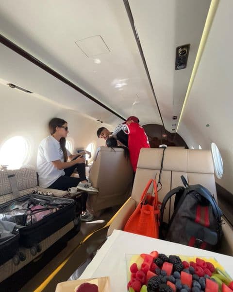 Los 'make up and hair artists', Sergio Serpiente y Fer Martínez, fueron los encargados de hacer que Georgina luciera fresca, hermosa y chic con su primer look para el evento.