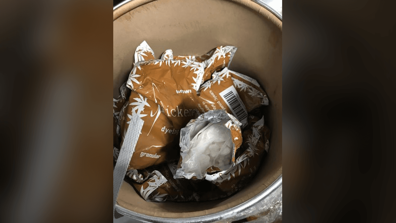 Buena parte del fentanilo es enviado desde China. En junio de 2018, agentes de CBP en el área portuaria de Filadelfia realizaban inspecciones de rutina cuando se toparon con 110 libras (50 kilogramos) del narcótico. La droga estaba escondida en un cargamento de óxidos de hierro, detalló la agencia.