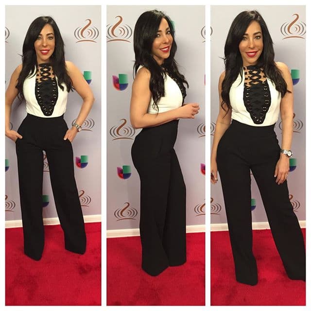 A veces la podemos ver con pantalón y otras con vestidos largos y cortos.