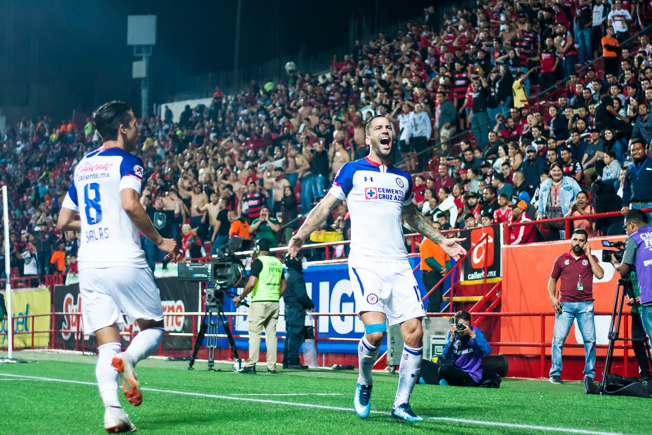 El panorama se ponía oscuro para el equipo de casa, ya jugando con un hombre menos.