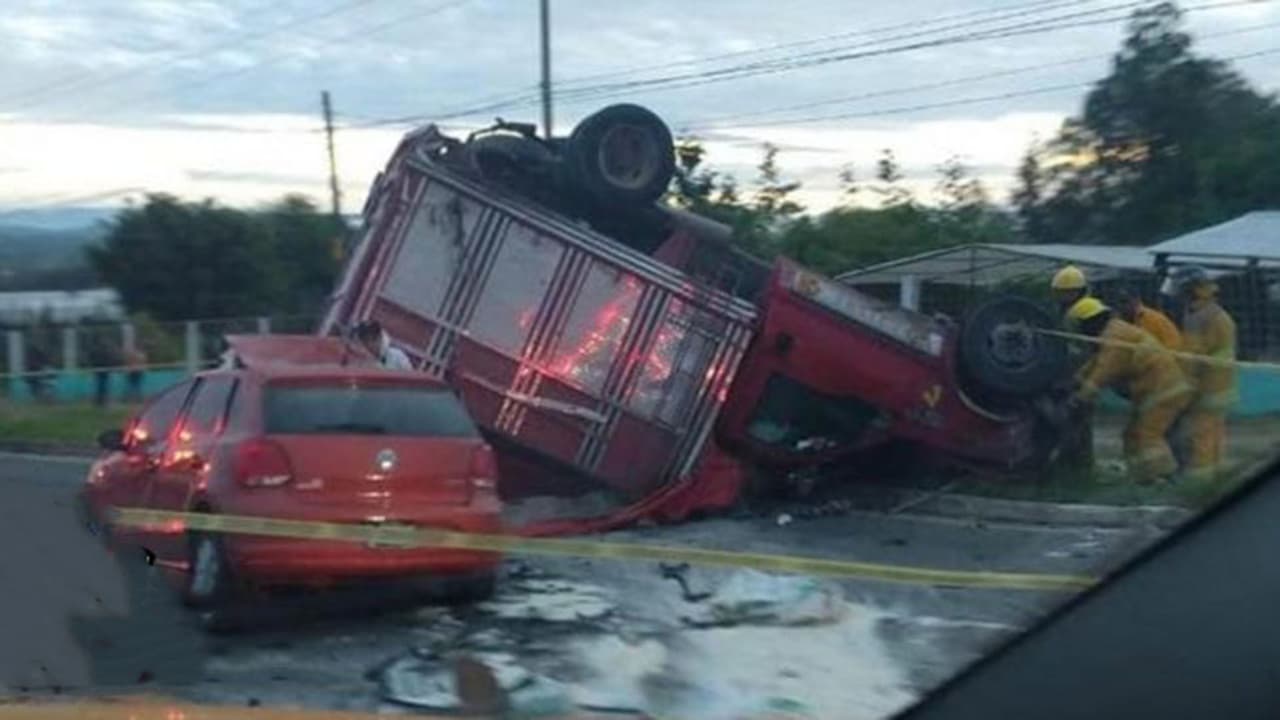 El cantante grupero chocó con un camión de tres toneladas cuando transitaba por la carretera Comitán – La Trinitaria de Chiapas.