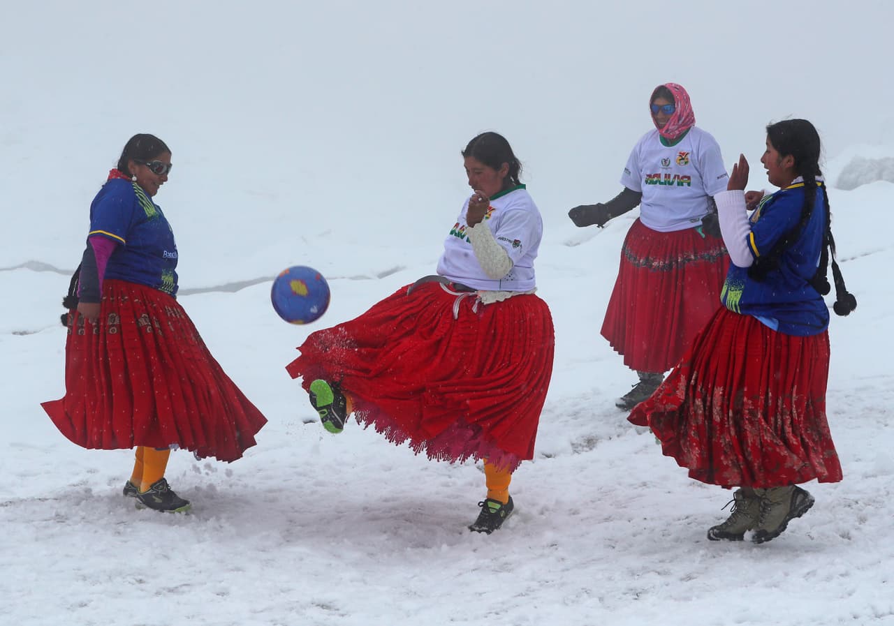 Las mujeres sacaron de sus aguayos camisetas blancas con la palabra Bolivia en el medio y otras azules para diferenciar a los dos equipos. Algunas se pusieron medias amarillas y se sacaron las térmicas para poder utilizar las zapatillas de fútbol.