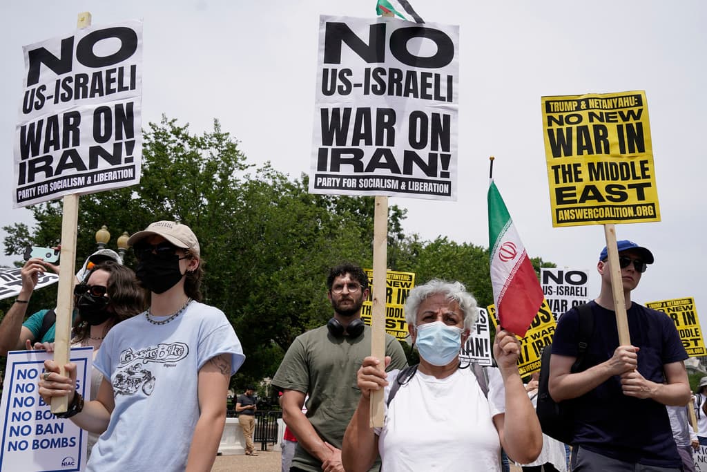 Decenas de personas se movilizaron desde tempranas horas del domingo, pidiendo a gritos a las afueras de la Casa Blanca que el presidente Donald Trump desista de atacar instalaciones nucleares de Irán, como hizo un día antes a través
<b><a href="https://www.univision.com/local/tampa-wvea/operativo-midnight-hammer-en-iran-por-que-el-centcom-en-tampa-y-el-general-kurilla-son-figuras-clave" target="_blank">del operativo secreto 'Midnight Hammer'</a></b>.