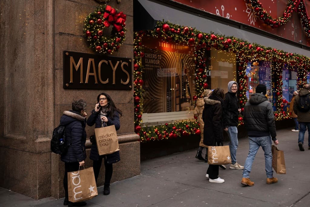 Turista de California apuñalada en Macy's de NYC mientras cambiaba pañal a su bebé