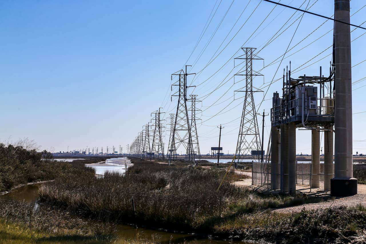 <b>Propuesta de Ley 14 (o HB 14) – Climatización de la Infraestructura de Gas Natural </b>
<br>
<br>Requiere que la Comisión de Ferrocarriles adopte reglas exigiendo a los operadores de gasoductos poner en práctica medidas para asegurar la calidad y fiabilidad del servicio durante condiciones meteorológicas extremas, ya sea durante el invierno u olas de calor.
<br>
<br>
<b> </b>
<br>