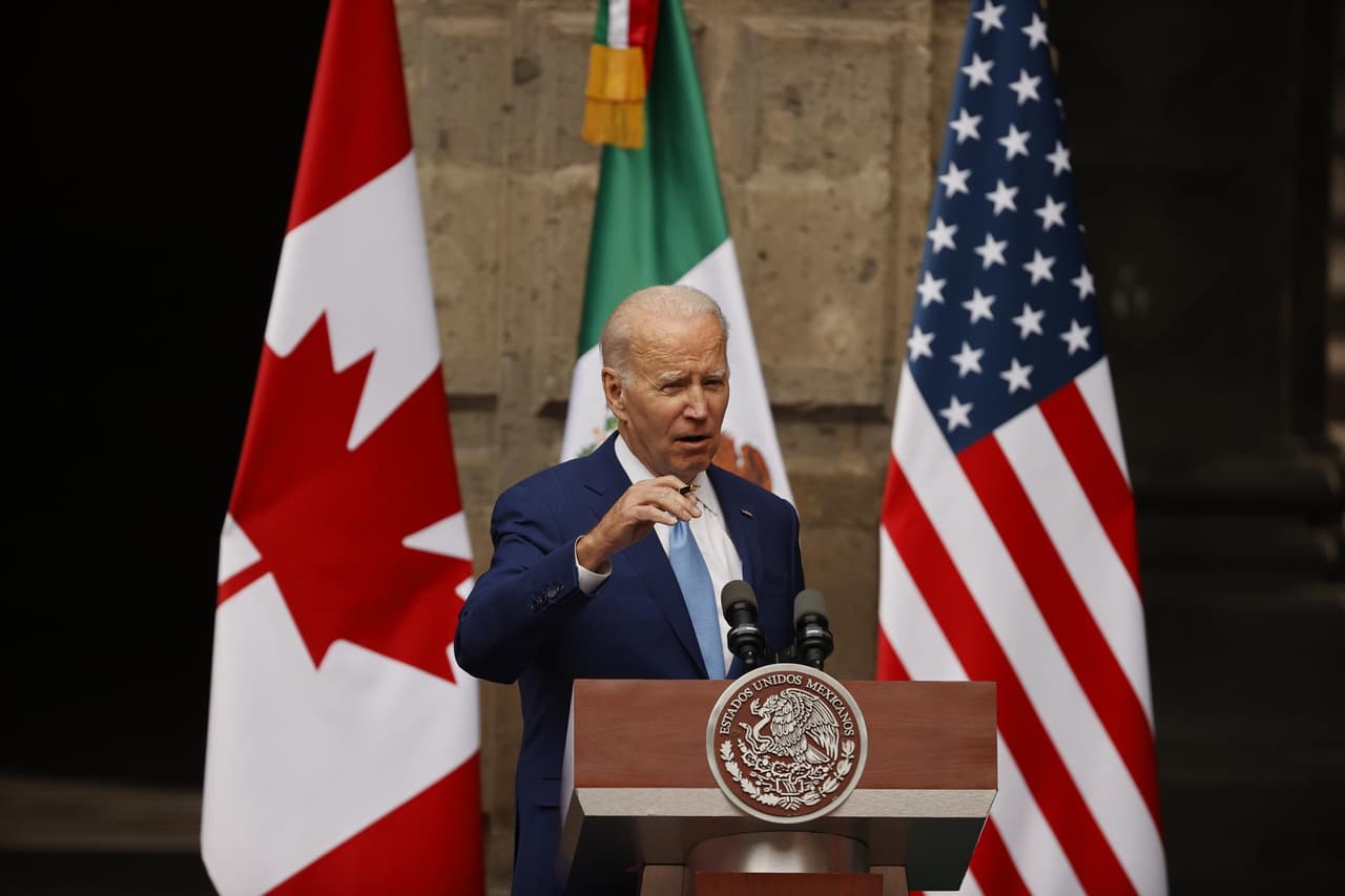 El presidente de EEUU, Joe Biden, durante su mensaje a los medios de comunicación en la Ciudad de México al finalizar la Cumbre de 'los tres amigos'.