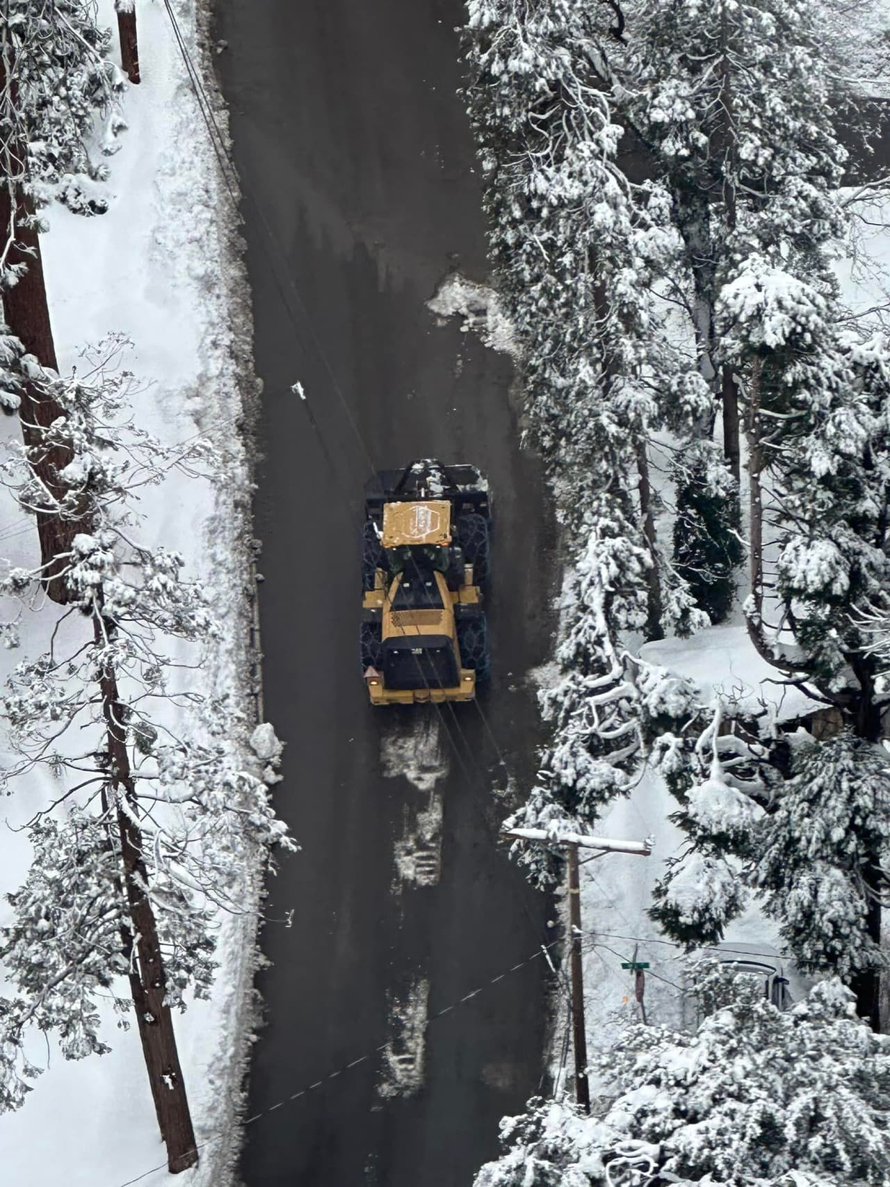 De acuerdo con reportes de Caltrans y la supervisora del condado de San Bernardino, Dawn Rowe, los trabajos de mantenimiento de las carreteras no han parado. Lo que sucede es que las nevadas sobre las montañas tampoco han parado.