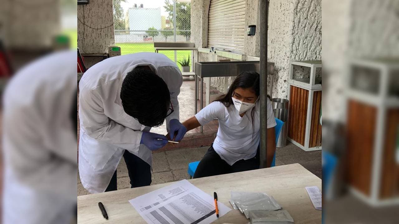 Con cubrebocas, respetando la sana distancia y tomando el resto de las medidas sanitarias sugeridas, las futbolistas acudieron a las pruebas médicas para, eventualmente, comenzar a retomar las actividades.