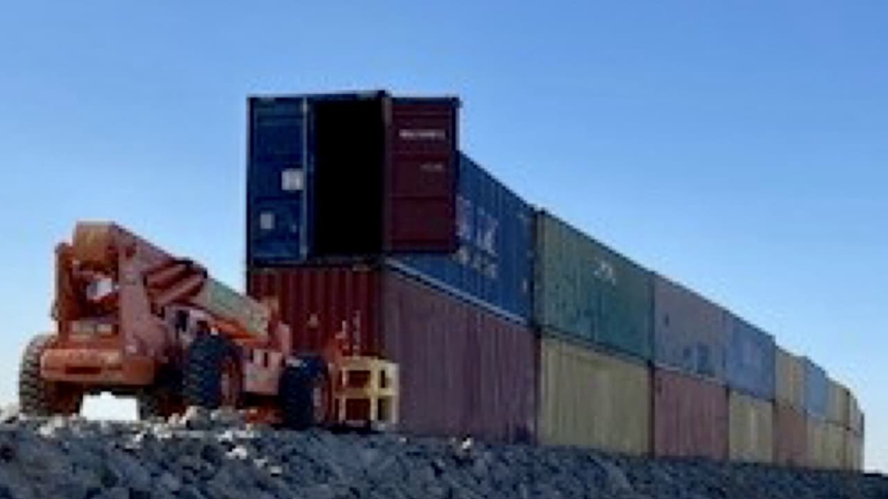 La primavera pasada, el DHS anunció el Proyecto de la Presa de Yuma Morelos, para cerrar cuatro brechas ubicadas dentro de un antiguo proyecto del muro fronterizo del Departamento de Defensa. El proyecto incluye áreas a lo largo del Río Colorado que contenían infraestructura temporal instalada por el Estado de Arizona. El proyecto se completará en el verano de 2023. Este proyecto se financiará con las asignaciones del año fiscal 2021 del DHS y abordará los impactos operativos, así como los riesgos inmediatos para la vida y la seguridad.